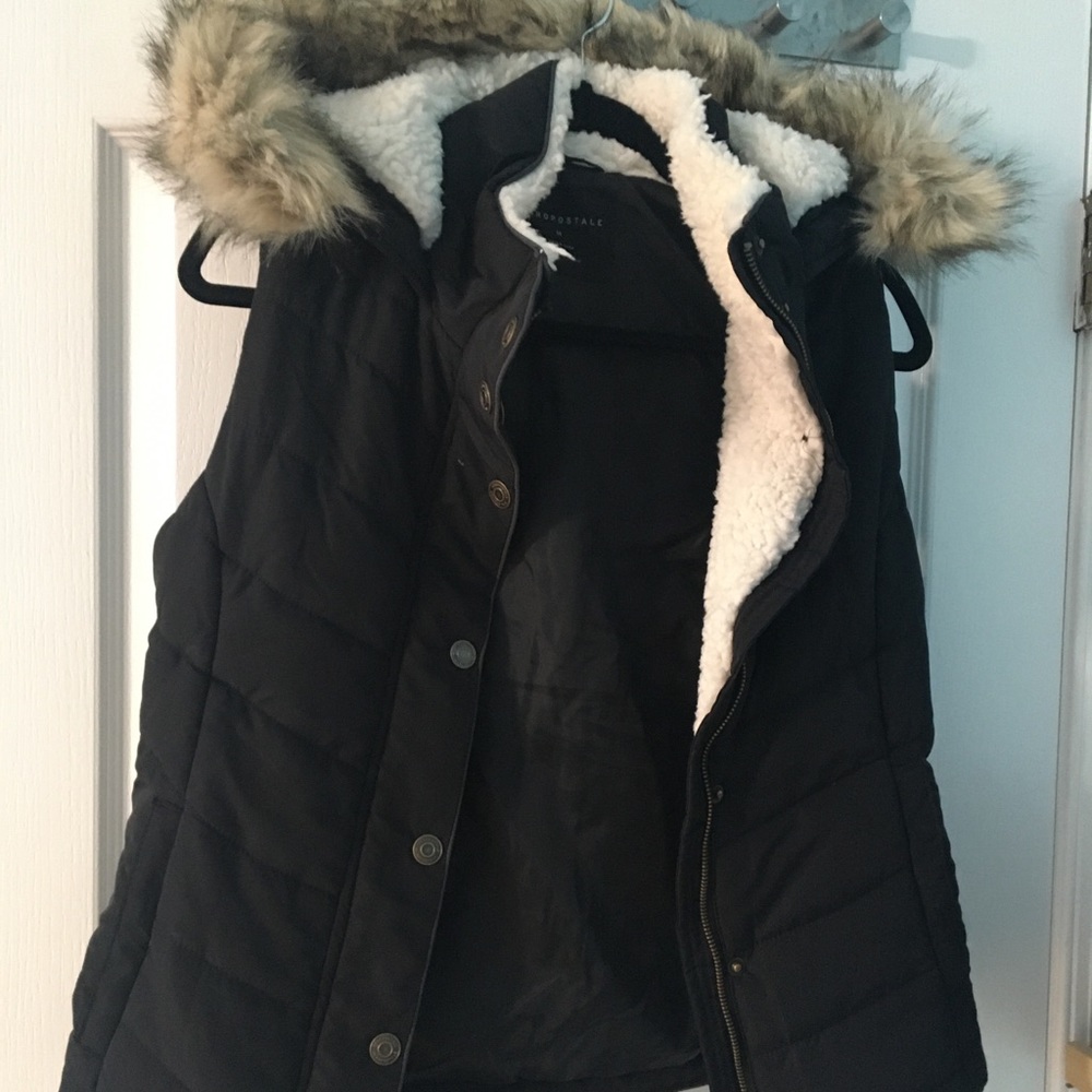black Aeropostale sherpa-lined hooded vest